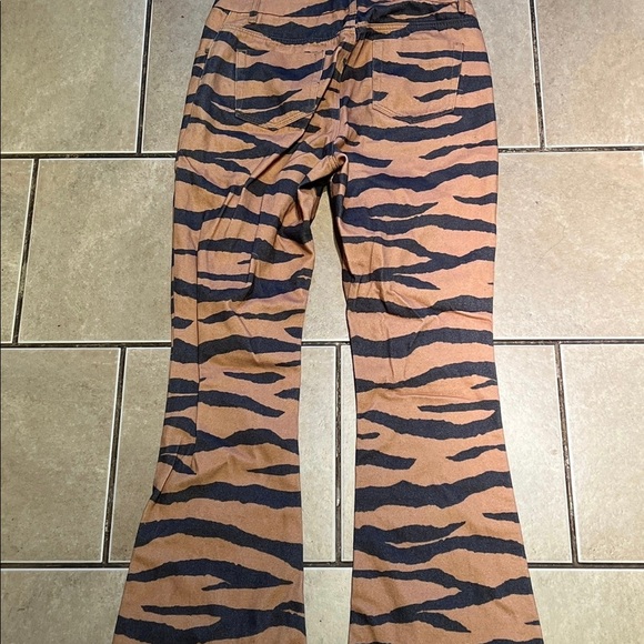 Flared cheetah print jeans - Picture 2 of 3
